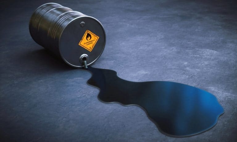 Petróleo tropieza en la semana; cae 4% debido a que los temores de recesión reviven 
