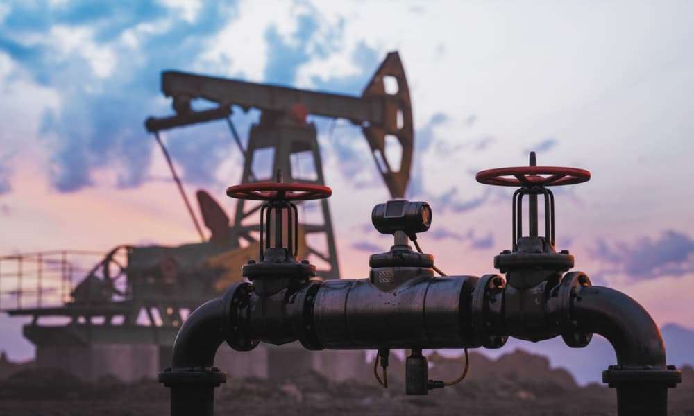 Petróleo sube más de 8% en la semana tras plan de Rusia de reducir la producción