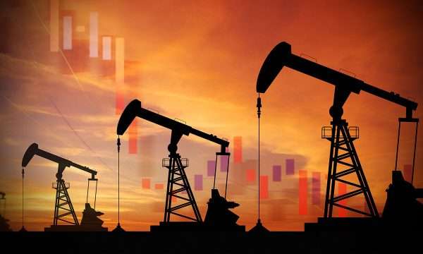 Petróleo se desliza 1% al cierre, pero obtiene ganancias semanales