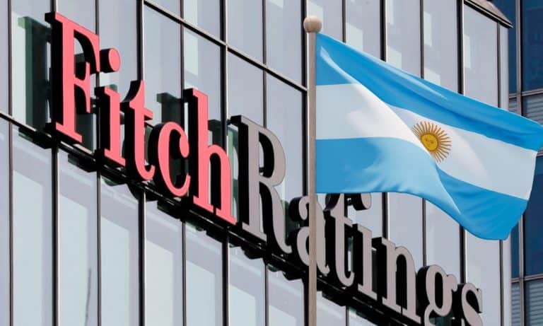 Fitch baja calificación soberana de Argentina y advierte sobre un impago inminente