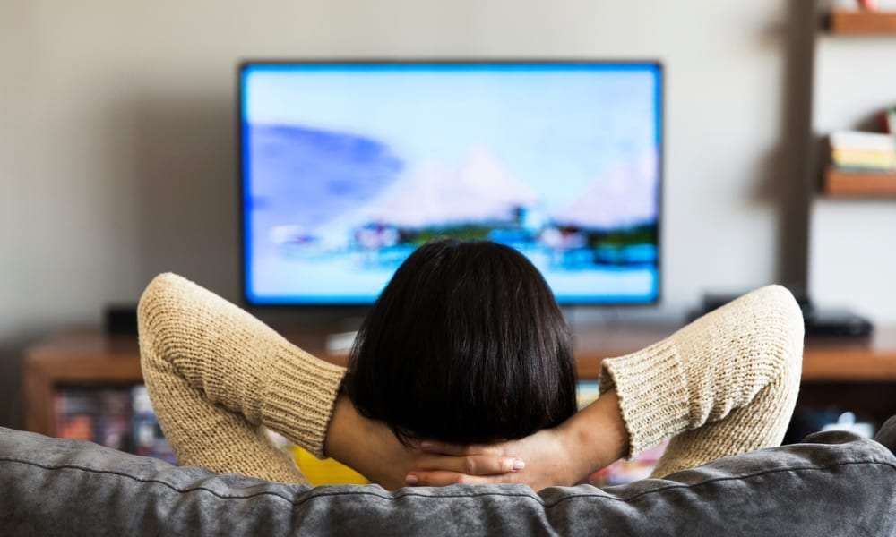 Mujeres consumen más televisión que los hombres