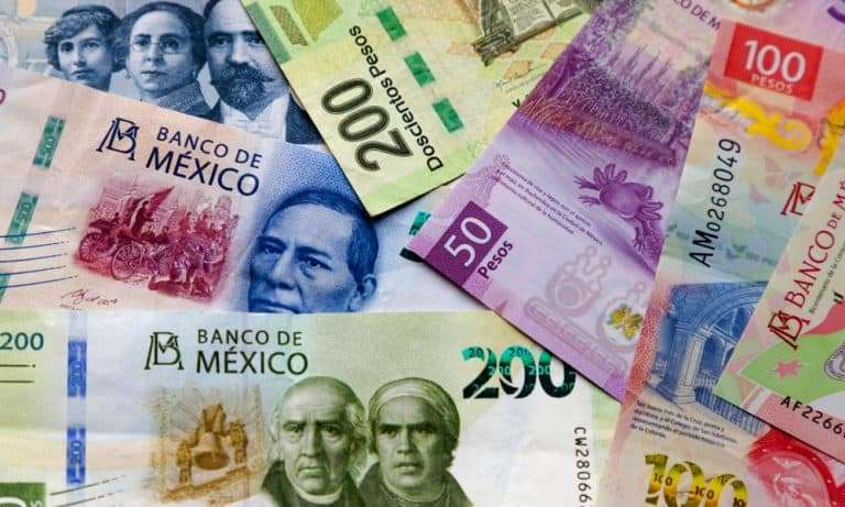 Peso cierra en 17.97 unidades por dólar, un nivel no visto en más de cinco años