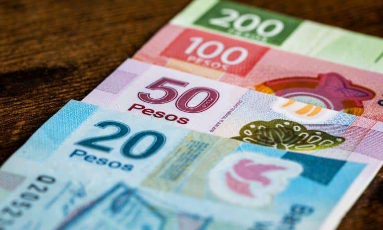 Peso ‘da un respiro’ a su mejor nivel de 2017; cierra en 18.01 unidades por dólar