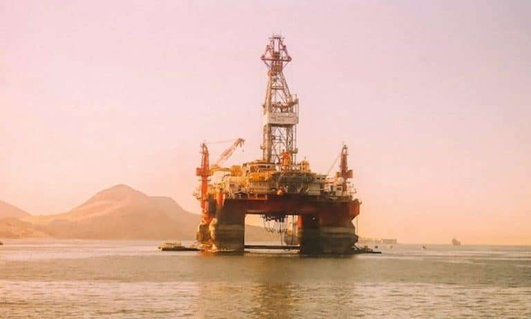 Petróleo repunta a máximo de dos semanas, mientras el gas natural cae a su nivel más bajo en un mes