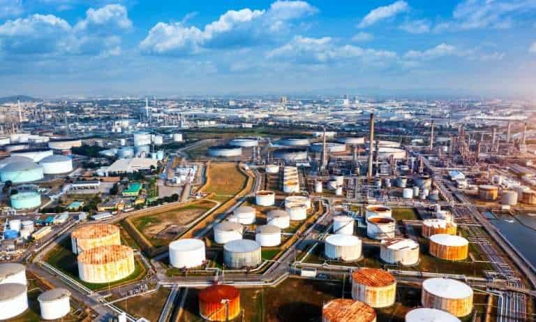 Petróleo termina a la baja después de tocar el precio intradiario más alto en dos semanas