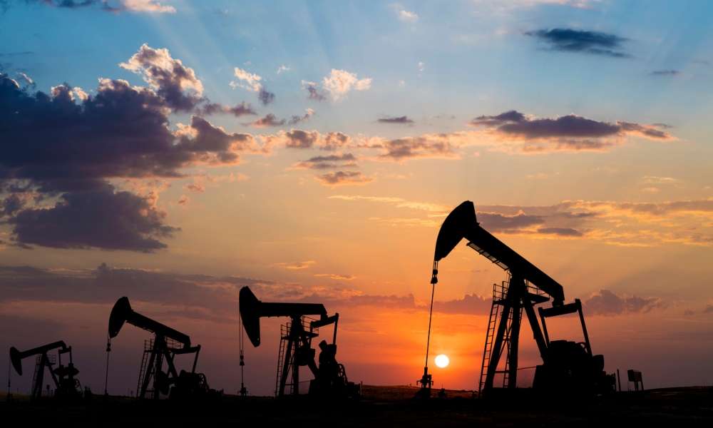 Petróleo cierra al alza; EIA informa la menor ganancia semanal de suministro de crudo desde enero