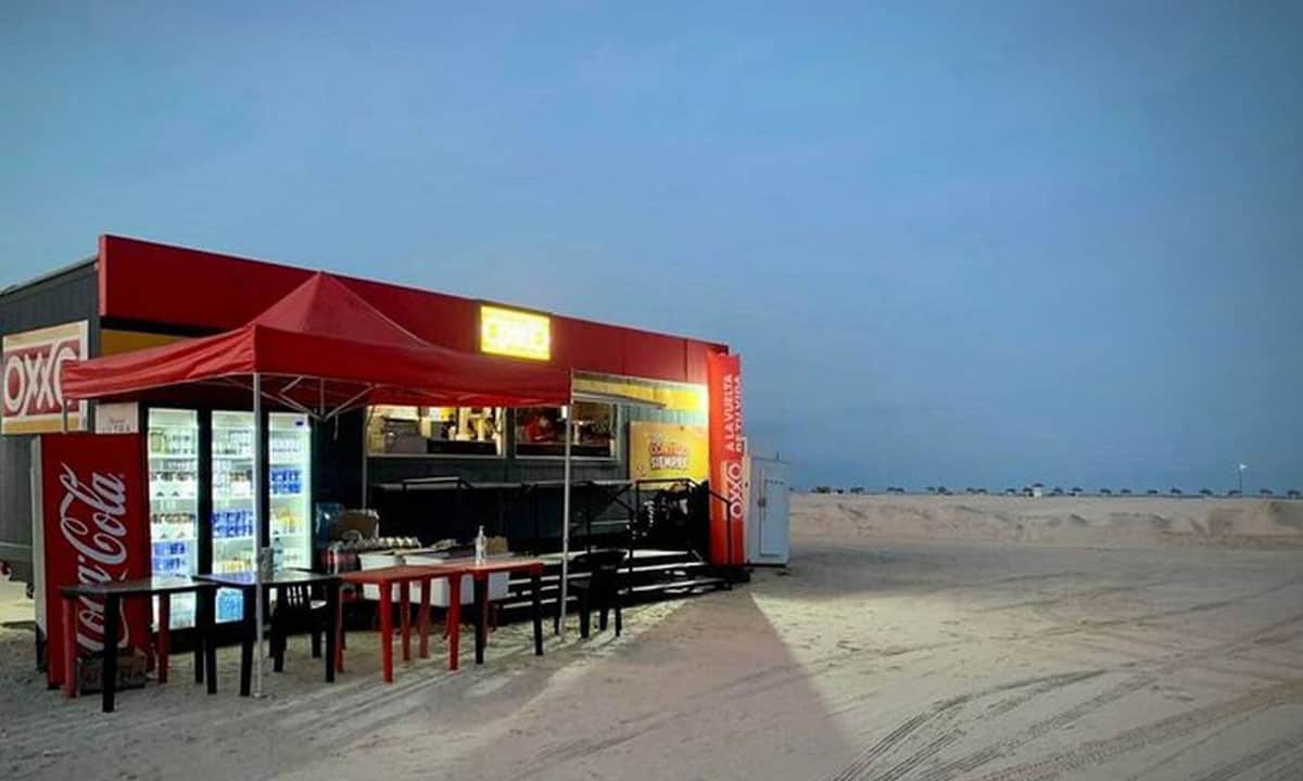 ¿Una tienda Oxxo ‘portátil’? Así apareció una sucursal en una playa mexicana