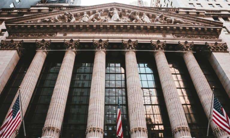 Nasdaq repunta 4.41% en la semana a pesar del nerviosismo por el sector bancario