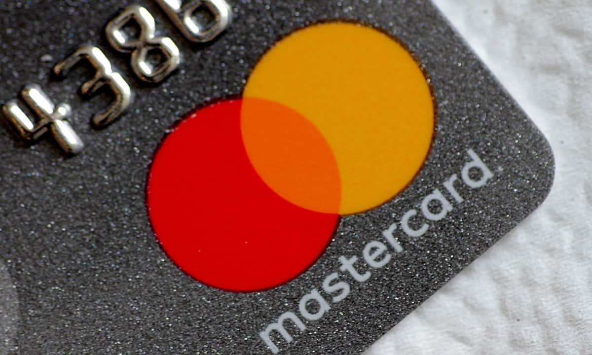Mastercard supera estimados de utilidades gracias a la sólida demanda de viajes