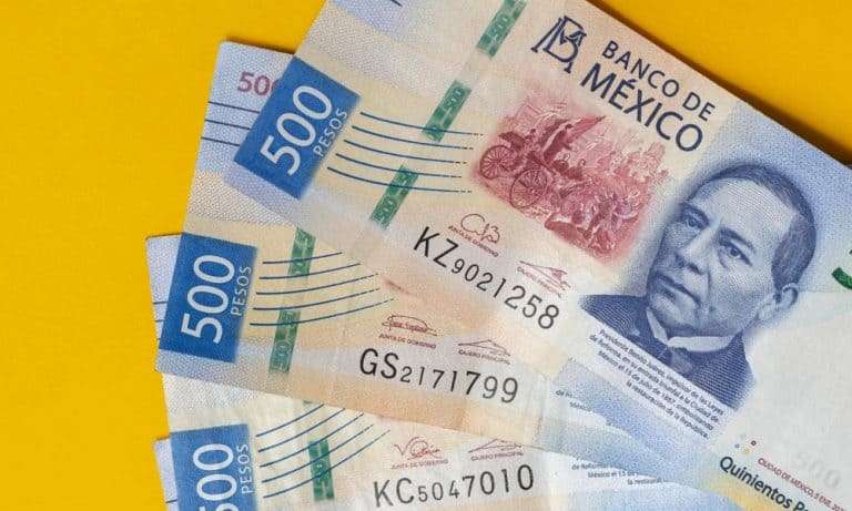 Peso interrumpe su racha perdedora y cierra jornada plana
