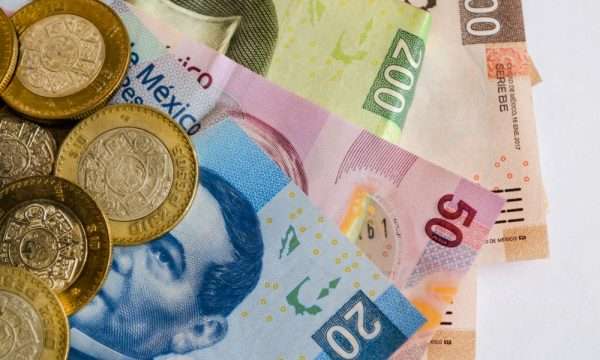 Tipo de cambio cierra en 17.98 pesos por dólar, su nivel más bajo en siete semanas