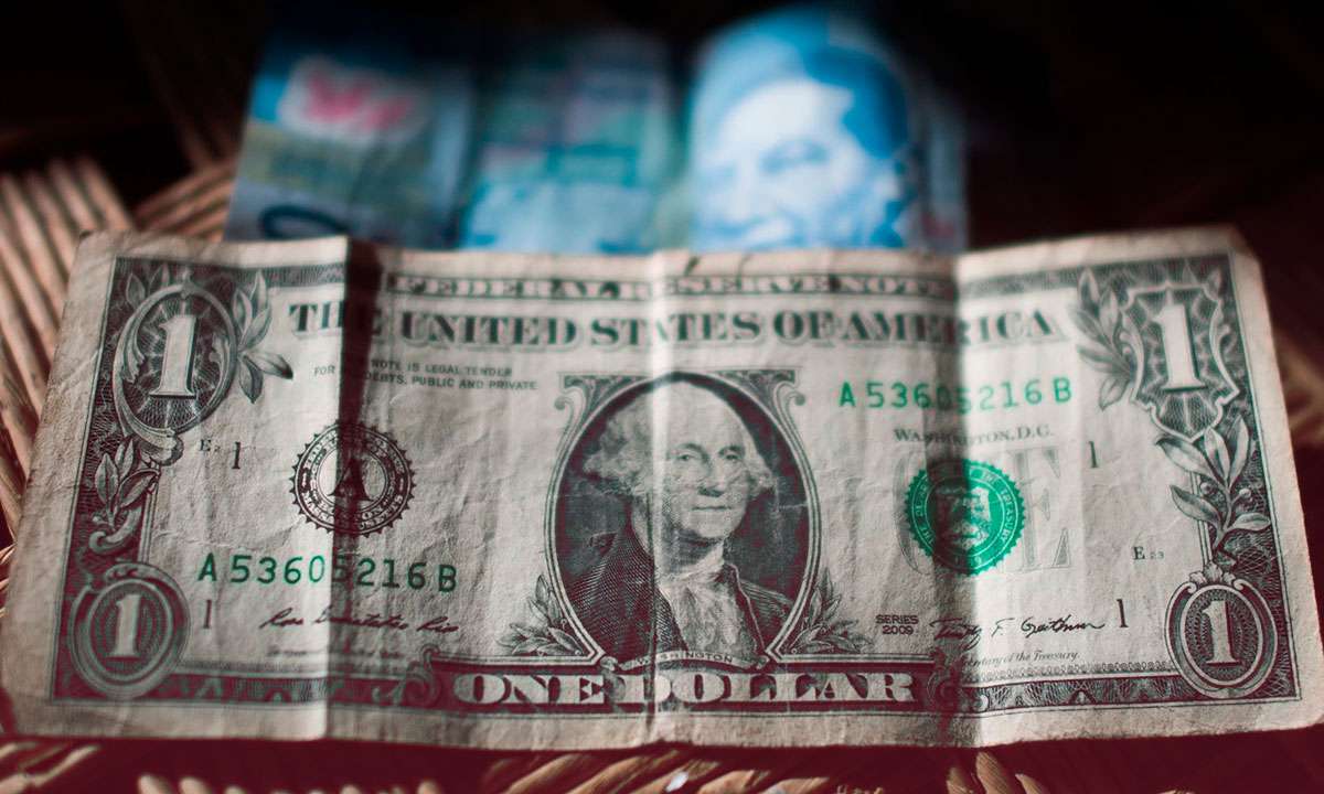 Peso suma su segunda jornada con caídas al ubicarse en 18.13 unidades por dólar