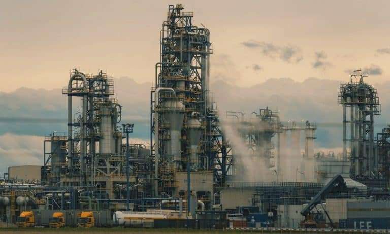 Petróleo cierra con pérdidas de 2% ante nuevas preocupaciones por tasas de interés