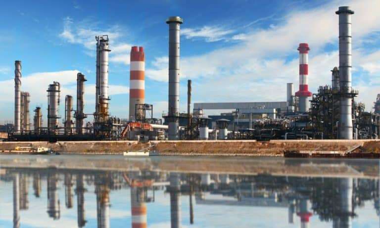 Petróleo cierra en su peor nivel desde el 31 de marzo; WTI cotiza por debajo de 80 dólares