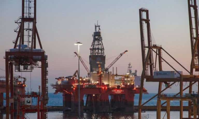Petróleo sube al cierre, pero se hunde 6% en la semana por la incertidumbre económica
