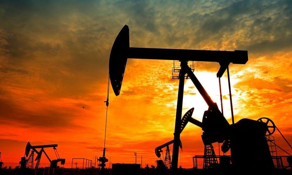 Petróleo sube por cuarta semana al hilo mientras la IEA advierte sobre un déficit en el mercado