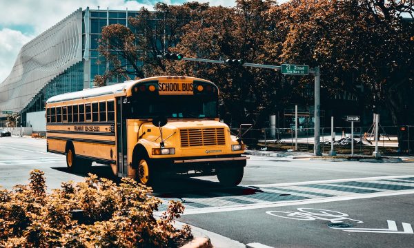 Transporte escolar obligatorio es deducible ante el SAT