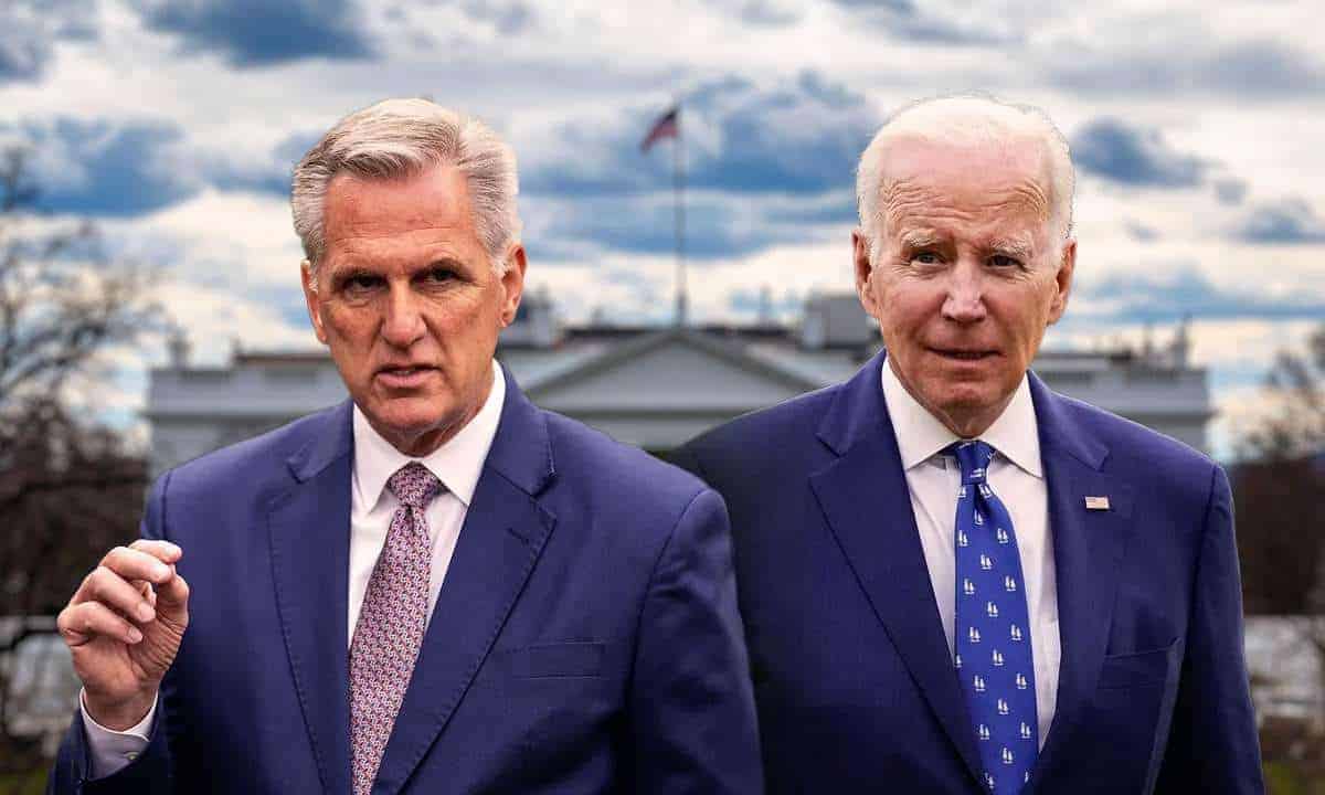 Joe Biden y Kevin McCarthy se acercan a un acuerdo para aumentar el techo de deuda de EU, a medida que el tiempo se acaba