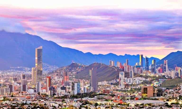 Estas son las 10 ciudades de México que trabajan más horas