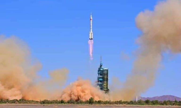 China envía a tres astronautas a su estación espacial en misión Shenzhou-16 