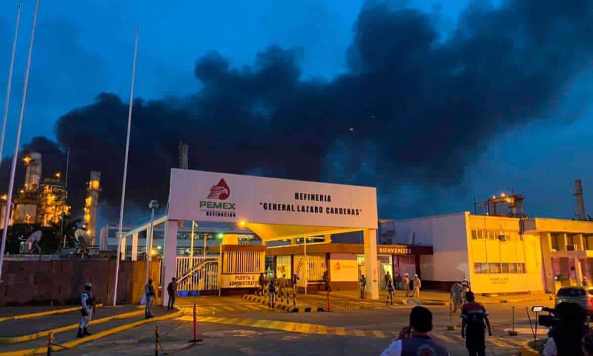 Refinería Lázaro Cárdenas, de Pemex, se incendia; reportan cuatro lesionados