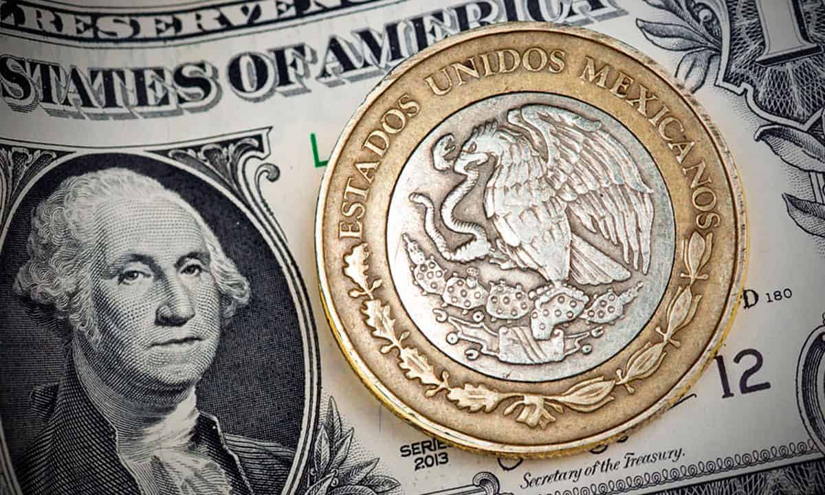 Peso mexicano cierra semana ganadora ante el dólar; se cotiza en 17.05 unidades por divisa estadounidense