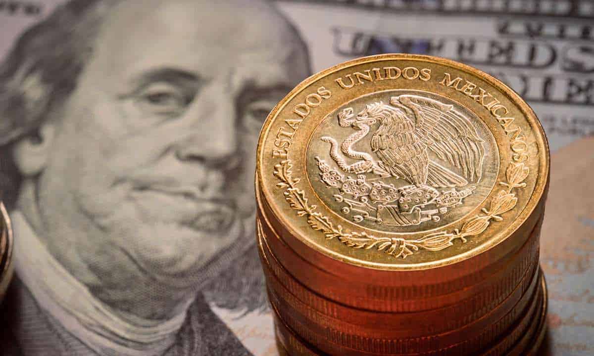 Peso mexicano gana terreno frente al dólar ante optimismo por techo de deuda de EU