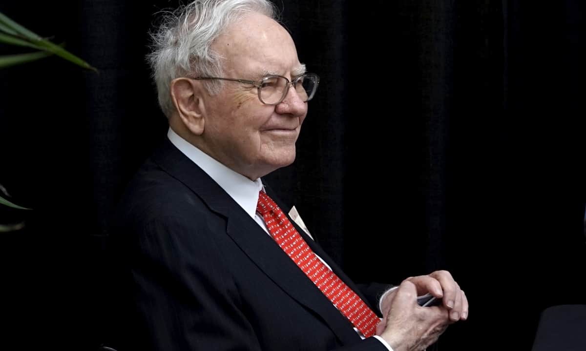 Buffett se muestra optimista sobre la economía de EU, pero critica gestión de las quiebras bancarias