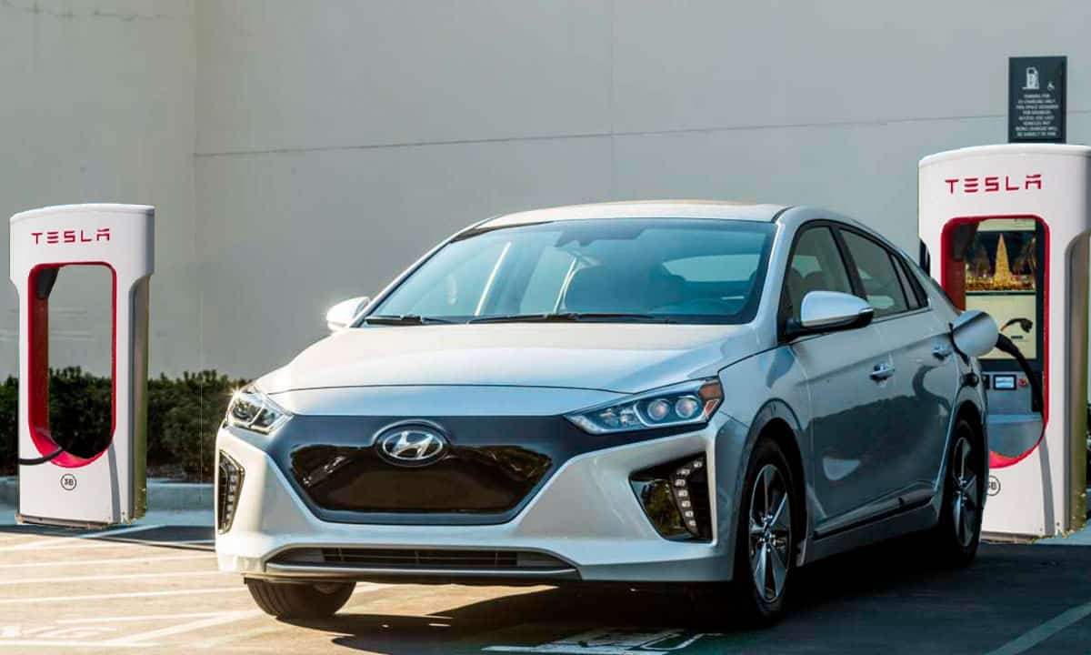 Hyundai considera construir vehículo compatible con los supercargadores de Tesla en América del Norte
