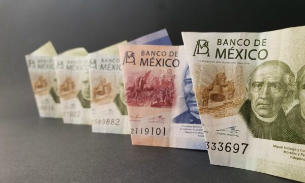 Peso cierra la jornada con una ligera pérdida tras dato de inflación de mayo
