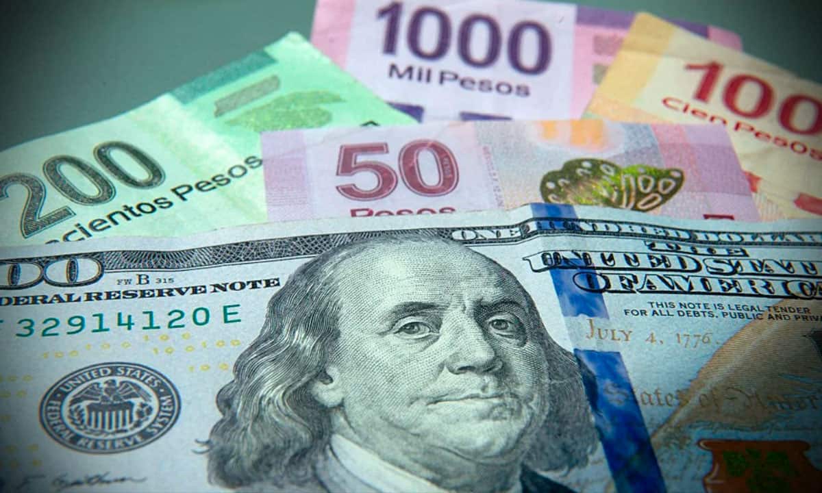 Peso mexicano se deprecia ante poca actividad por el feriado de EU y se aleja de su mejor nivel en siete años