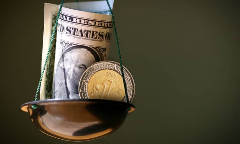 Peso mexicano se mantiene estable a la espera de los anuncios de los bancos centrales
