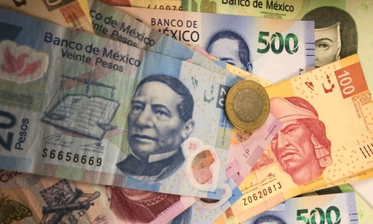 Peso cierra en 17.39 unidades por dólar, su mejor nivel en siete años