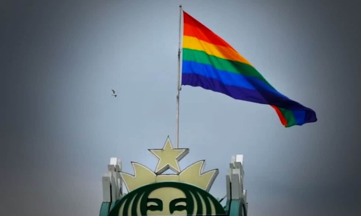 Empleados de Starbucks irán a huelga en EU debido a que la empresa prohibió decoración del mes del Orgullo