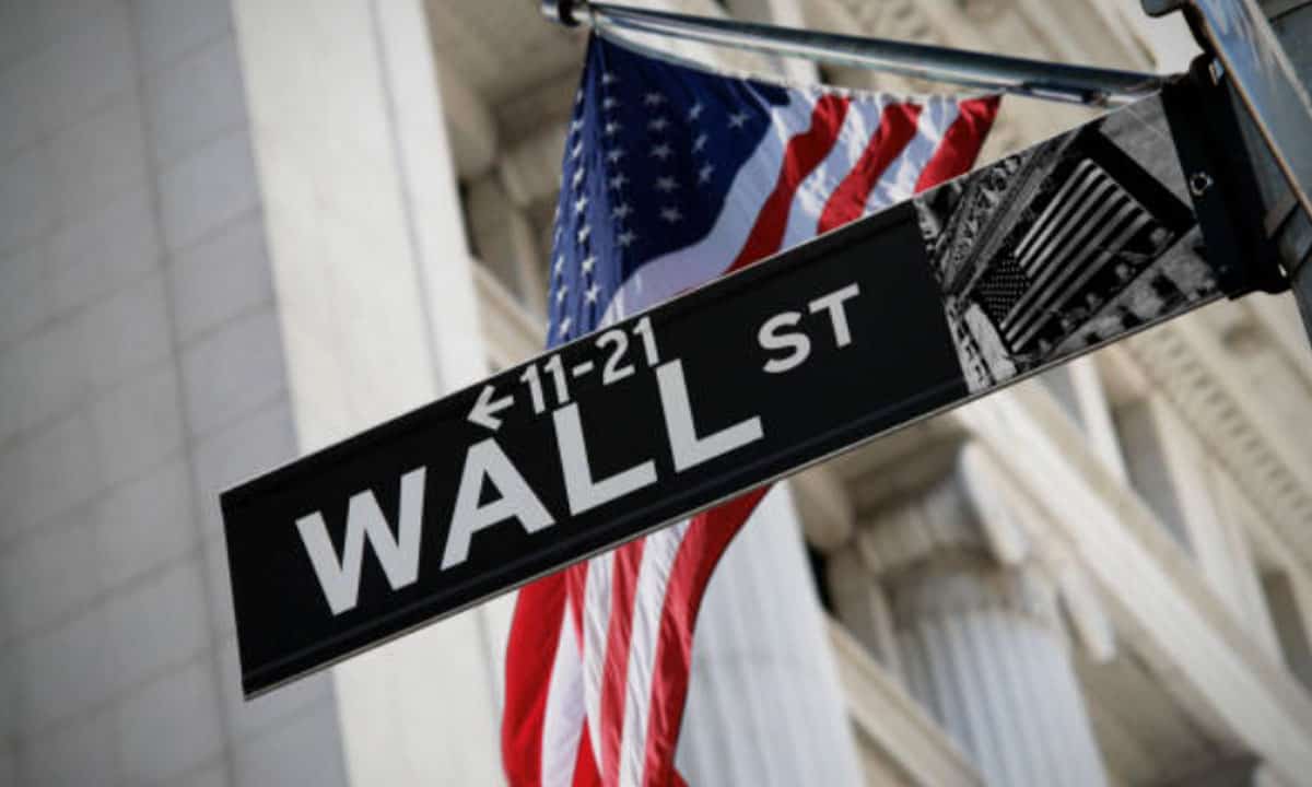 Wall Street cierra a la baja con los inversionistas nerviosos por el próximo testimonio de Jerome Powell