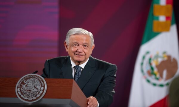 AMLO afirma que su combate a la delincuencia ha beneficiado a la economía y los negocios del país