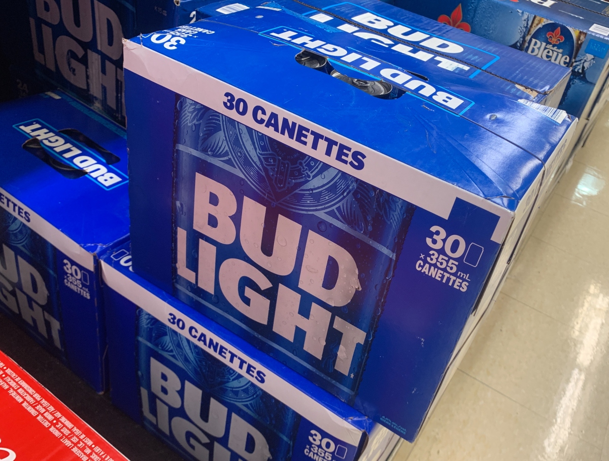 Bud Light despedirá a empleados de su corporativo en EU tras caída en sus ventas