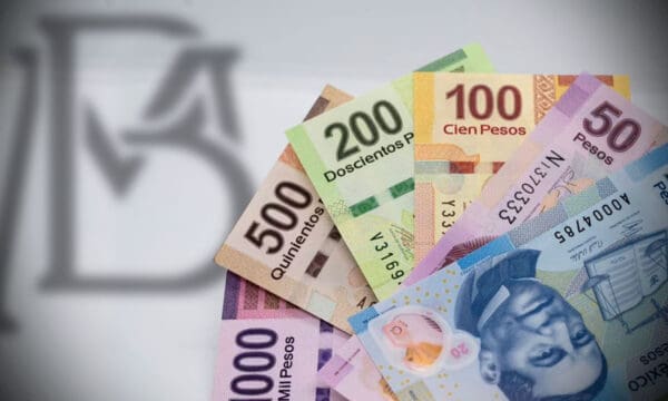 El peso mexicano cierra en su mejor nivel desde diciembre de 2015; cotiza en 17.0524 por dólar