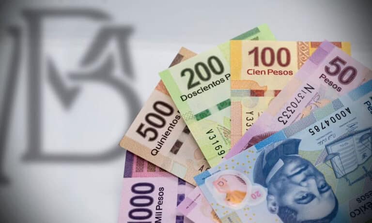 El peso mexicano cierra en su mejor nivel desde diciembre de 2015; cotiza en 17.0524 por dólar