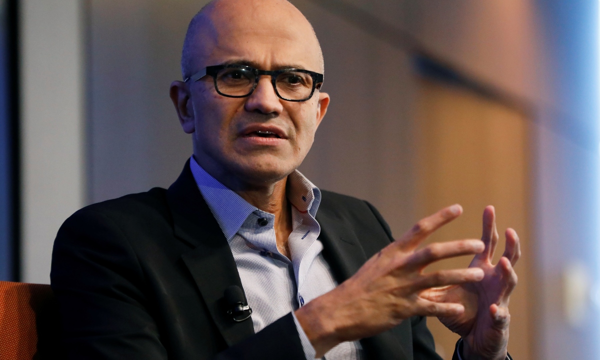 ¿Satya Nadella, director ejecutivo de Microsoft, alcanzó un valor neto de 1,000 millones de dólares?