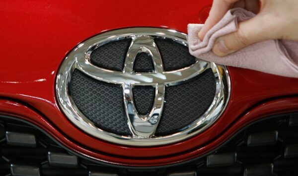 Producción y ventas de Toyota alcanza récord en junio, pero tiene un ‘resbalón’ en China