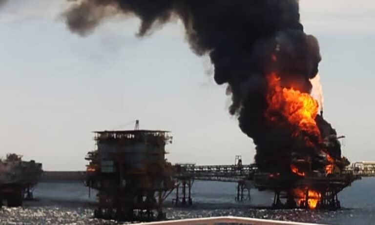 AMLO confirma incendio en plataforma de Pemex en Cantarell
