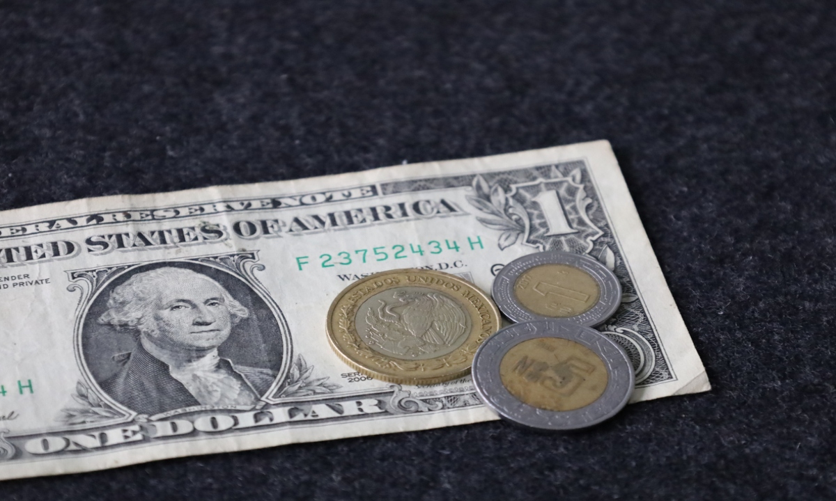 Peso mexicano gana terreno ante el dólar: cotiza en 16.83 unidades por billete verde