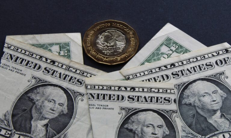 Peso mexicano anota su séptimo mes con ganancias frente al dólar; cierra julio con apreciación de 2.22%