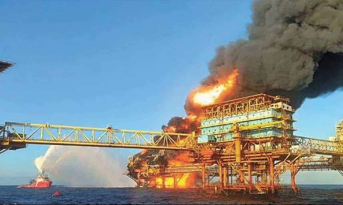 Pemex estima una pérdida de 700,000 barriles de petróleo por incendio en Cantarell