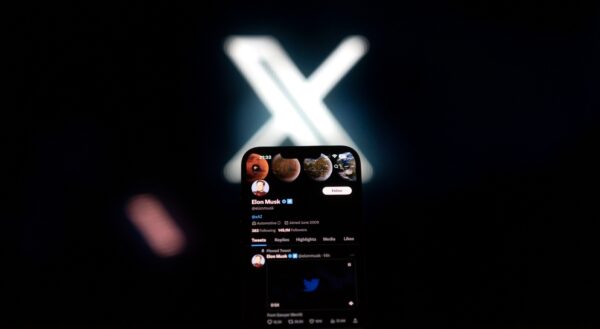 Elon Musk cumple y cambia el tradicional logotipo de Twitter por una X