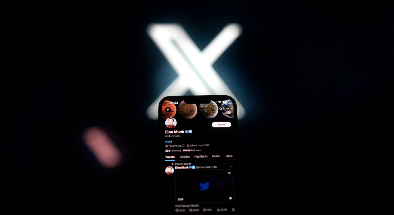 Elon Musk cumple y cambia el tradicional logotipo de Twitter por una X
