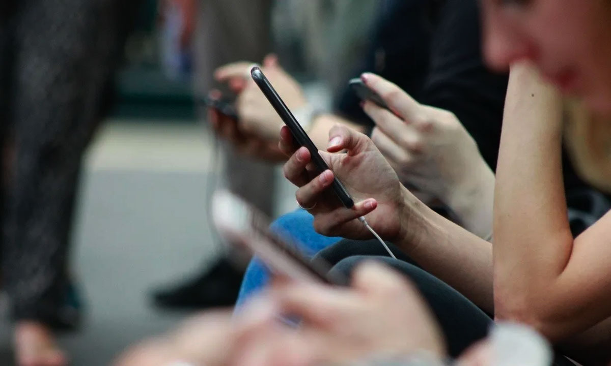 Mexicanos se ‘apoderan’ del uso de smartphones; líneas con internet móvil llegan a 130 millones