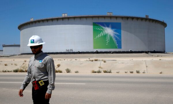 Aramco registró 30,070 mdd en ganancias netas durante el 2T23, un descenso de 38% con respecto al año anterior.