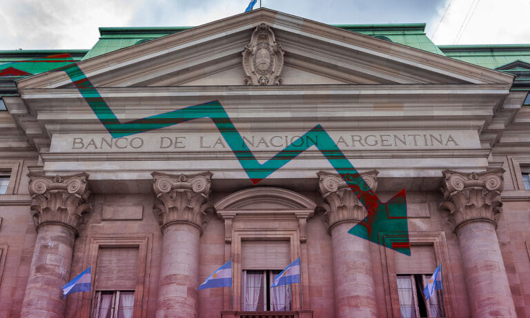 Argentina anuncia devaluación de su moneda tras sorpresivos resultados en elecciones primarias